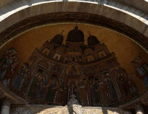 Mosaico della Traslazione del corpo di San Marco sopra il portale di Sant'Alipio