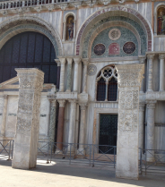 I Pilastri Acritani davanti la bellissima entrata laterale della Basilica di San Marco