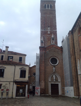 vista del Campanile e del laterale della Chiesa dei Frari