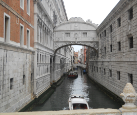 Ponte dei Sospiri tra Palazzo Ducale e Palazzo delle Prigioni